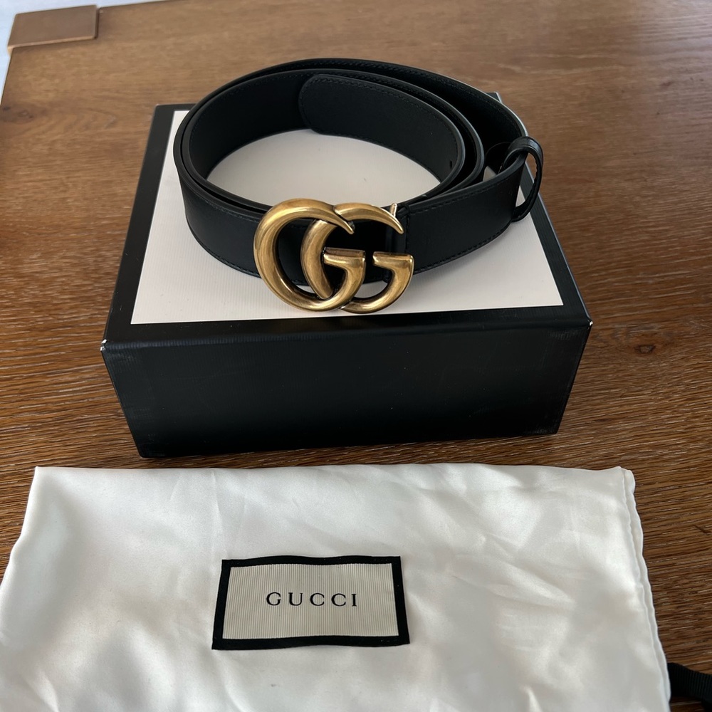 MENS GUCCI LEATHER BELT WITH DOUBLE G BUCKLE.